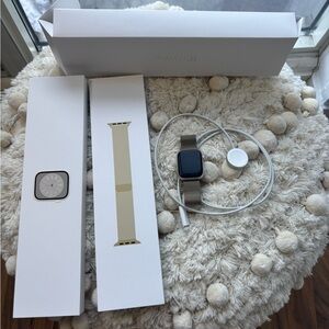 Apple Watch Series 8 41 mm with Gold Milanese Loop Strap